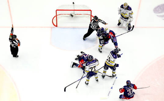 Slagsmål mellan HV71s Victor Sjöholm och Linköpings