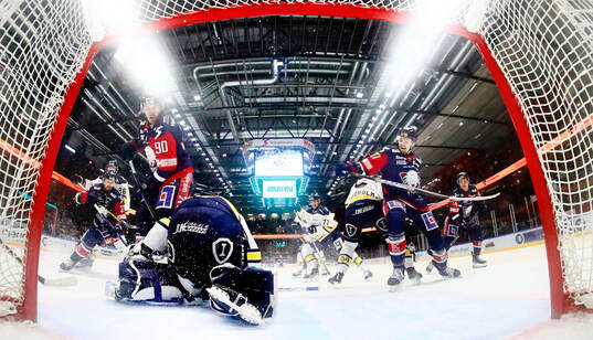 Strax före slagsmål mellan HV71s Victor Sjöholm och