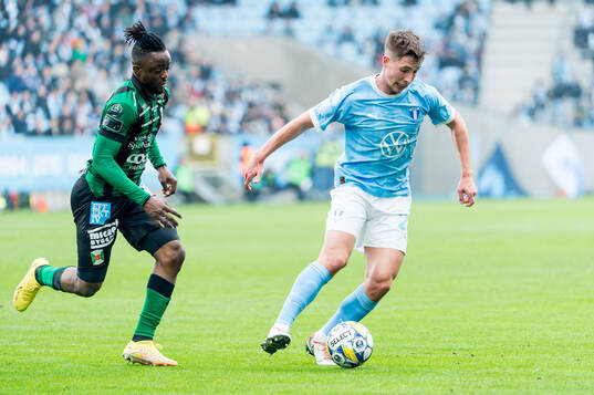 Malmö FFs Lasse Berg Johnsen och Varbergs Azeez Temitope