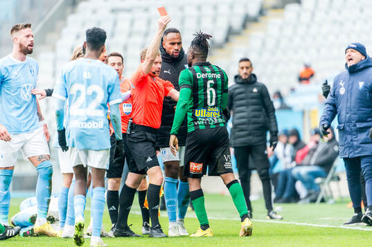 Varbergs Azeez Temitope Yusuf får rött kort av domare