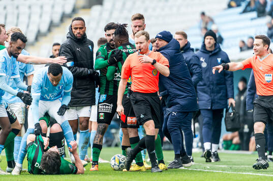 Malmö FFs Martin Olsson och Varbergs Robin Tranberg i bråk