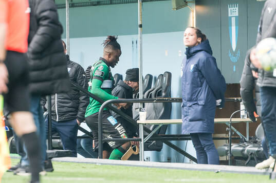 Varbergs Azeez Temitope Yusuf lämnar planen