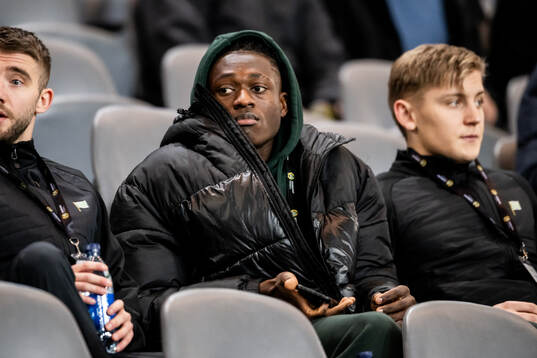 Hammarbys Kingsley Gyamfi på läktaren