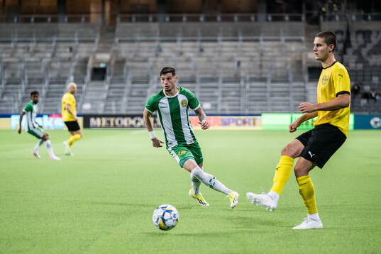 Hammarbys Viktor Djukanovic och Mjällbys Rasmus Wikström