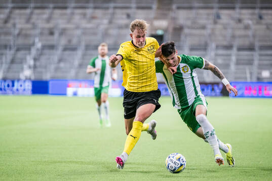 Mjällbys Herman Johansson och Hammarbys Viktor Djukanovic