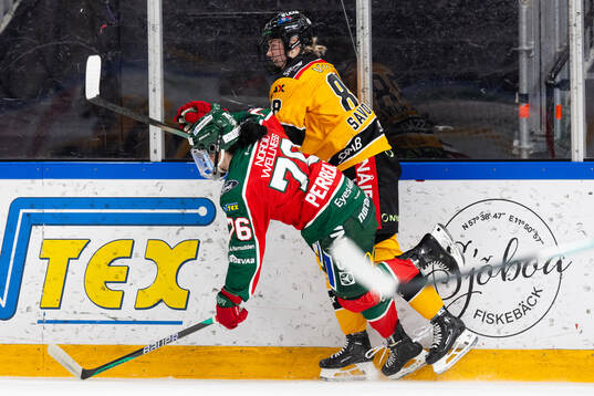 Frölundas Liliane Perreault och Luleås Ronja Savolainen