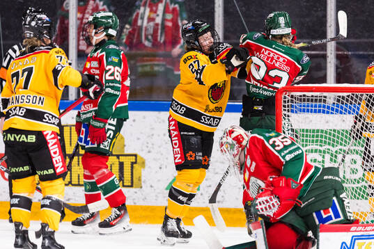 Luleås Jaycee Magwood och Frölundas Nellie Svensson