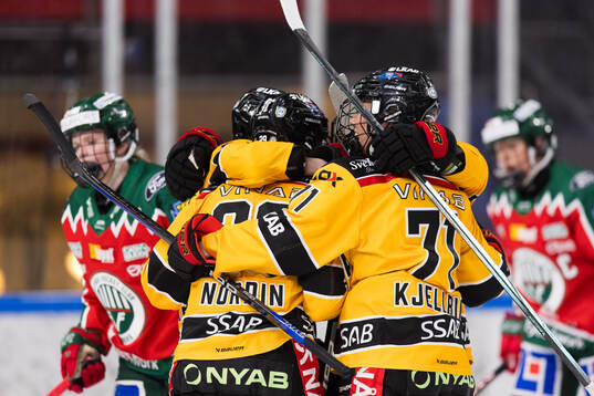 Luleås Jenna Pirttijärvi jublar med lagkamrater