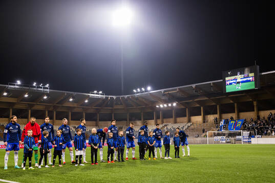 IFK Norrköpings spelare vid lineup när Kristoffer Olsson uppmärksammas