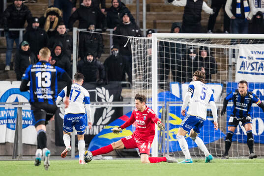 Sirius målvakt David Mitov Nilsson räddar mot IFK