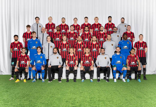  Magnus Pålsson (Tränare), Alfons Lohake, Mario Butros, Alex Timossi Andersson, Frederik Christensen, Alexander Jensen, Daleho Irandust, Nils Lindgren (Fys.tränare). 3:e ledet från vänster: Alexander Johansson, Anders Mörk (Lagledare), Liiban Abdirahman Abadid, Rasmus Örqvist, Andre Calisiri, Leonard Zuta, Peyman Adabi (Naprapat), Eric Björkander. 2:a ledet från vänster: Paya Pichkah, Lucas Bergström, Marcus Bring (Analytiker), Tim Waker, Nikola Vasic, Alexander Abrahamsson, Peter Björklund (Målvaktstränare), Otega Ekperouh, Torbjörn Lysaker Heggem. Sittande från vänster: Wilmer Odefalk, Filip Sidklev, Olof Mellberg (Huvudtränare), Gustav Sandberg Magnusson, Ludvig Fritzon, Andreas Engelmark (Huvudtränare), Lucas Hägg Johansson, Liam Tahwildaran.
