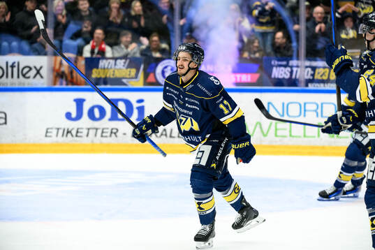 HV71s Isac Brännström jublar