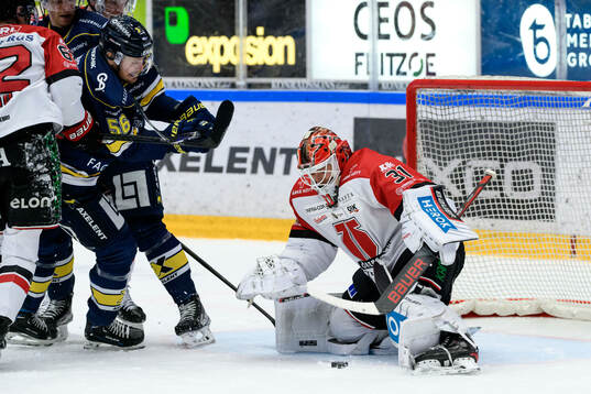 HV71s Fredrik Forsberg och Örebros målvakt Jonas Arntzen