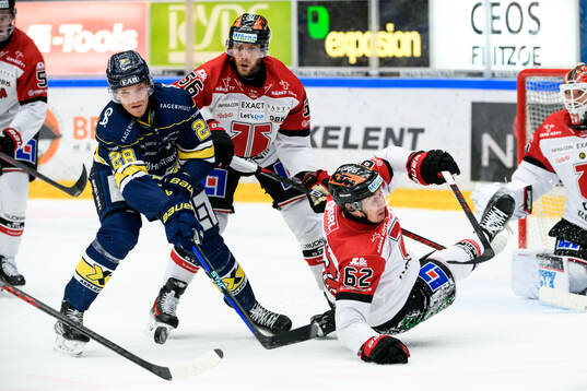 HV71s Joonas Nättinen och Örebros Robin Norell och Robert