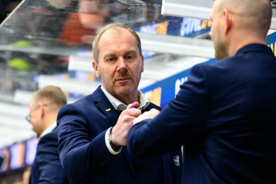HV71s tränare Johan Lindbom jublar