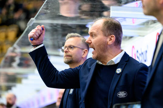 HV71s tränare Johan Lindbom jublar