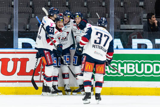 Linköpings Filip Bystedt jublar med lagkamrater