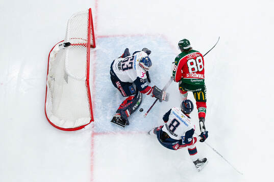 Frölundas Malte Strömwall bryter in framför Linköpings