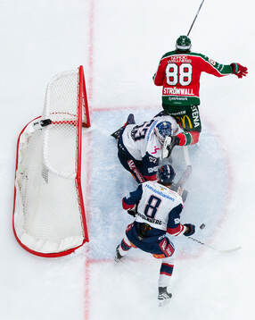 Frölundas Malte Strömwall bryter in framför Linköpings