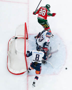 Frölundas Malte Strömwall bryter in framför Linköpings