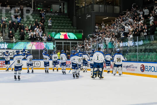 Leksands spelarna tackar supportrarna