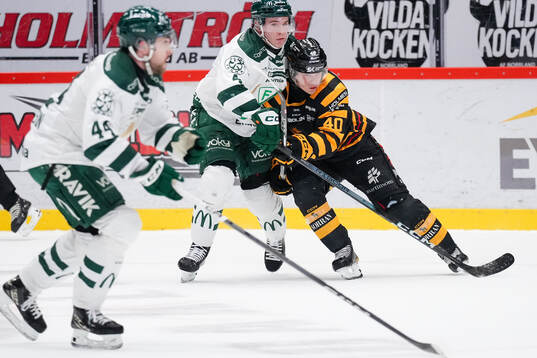 Färjestads Oscar Lawner och Skellefteås Anton Heikkinen