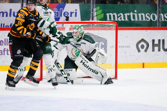 Skellefteås Linus Lindström och Färjestads målvakt Carl