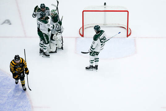 Färjestads Joakim Nygård, Linus Johansson  och målvakt