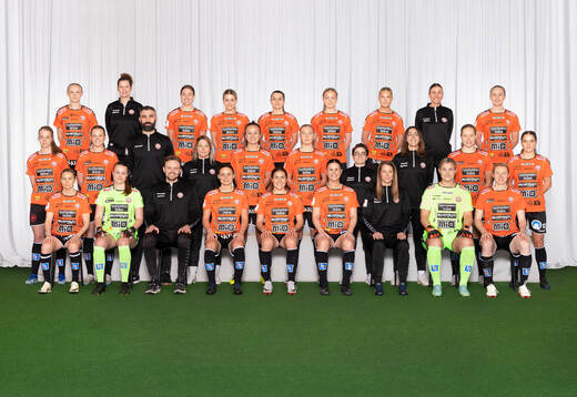  Filippa Andersson Widén, Fysioterapeut Frida Berlin, Tabby Tindell, Tilda Persson, Emma Petrovic, Agnez Pilblad, Tilda Sandén, Fysioterapeut Tinna Antonsdóttir, Emmy Olofsson. Mittenledet från vänster:: Katla Tryggvadóttir, Sofia Reidy, Målvaktstränare Bojan Jovic, Assisterande Tränare Sandra Wuopio, Amy Sayer, Julia Andersson, Lagledare Isabella Sjöstedt, Fysioterapeut Beatriz Vila Atienza, Hlín Eiríksdóttir, Tuva Westlund Nilsson. Sittande från vänster: Emmi Alanen, Emmy Thyberg, Tränare Daniel Angergård, Alice Nilsson, Carly Wickenheiser, Josefin Harrysson, Tränare Johanna Almgren, Moa Olsson, Clare Polkinghorne