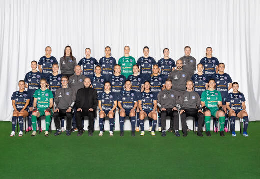  Alva Selerud, Erica Hellberg, Ella Lundin, Leona Özdemir, Clara Wiklund, Delaney Baie Pridham, Michelle de Jongh, Christian Svensson, Irene Dirdal. Mittenledet från vänster: Nellie Karlsson, Noor Eckhoff, Rolf Gustavsson, Johanna Svedberg, Frida Elofsson, Malin Johnsen Brenn, Cathinka Tandberg, Jorge Durán, Emma Östberg, Lisa Björk. Sittande från vänster: Amanda Rantanen, Cajsa Andersson, Jonne Kunnas, Erik Nordqvist, Vilma Koivisto, Emma Lennartsson, Angela Beard, Rafael Roldan Bermudez, Fredrik Wiklund, Lovisa Koss, Cornelia Kapocs.