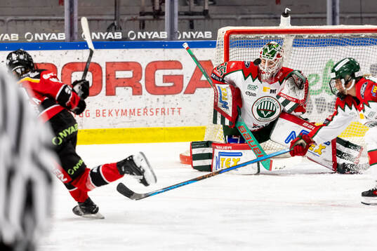 Luleå/MSSKs Noora Tulus  skjuter Frölundas Stephanie