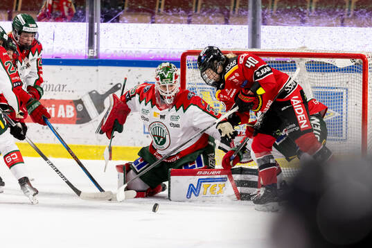 Luleå/MSSKs Noora Tulus framför Frölundas Stephanie