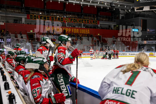 Frölundas  spelare i förgrunden av matchen