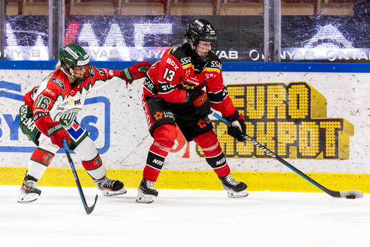 Frölundas Jennifer Carlsson  jagar Luleå/MSSKs Jenna