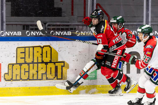 Luleå/MSSKs Jenna Pirttijärvi tacklar Frölundas Kaitlyn