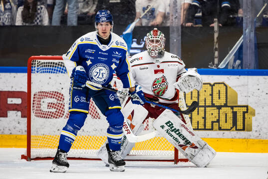 Leksands Carter Ashton och MoDos målvakt Lassi Lehtinen