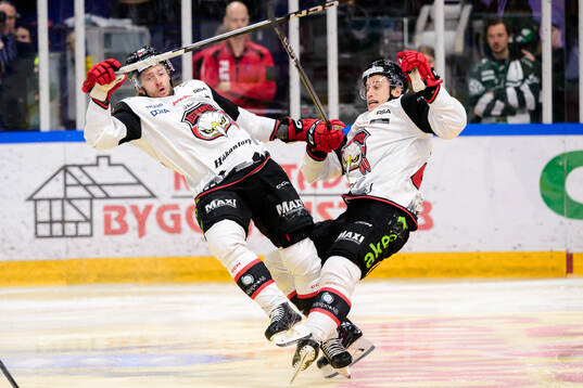 Malmö Redhawks Carl Persson och Robin Alvarez kolliderar