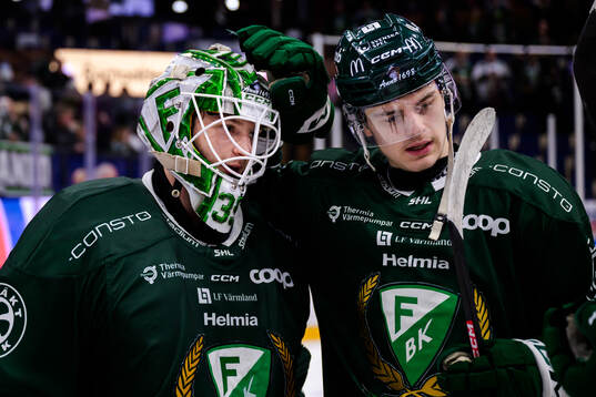 Färjestads målvakt Carl Lindbom och Lucas Forsell jublar