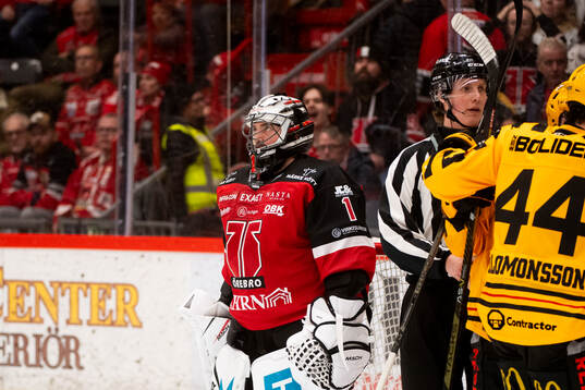 Örebros målvakt Jhonas Enroth deppar