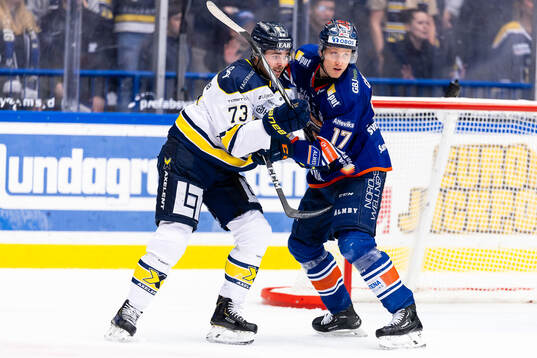 HV71s Nicholas Shore och Växjös Gabriel Carlsson