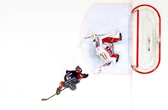 Linköpings Linus Hultström gör mål på straff förbi