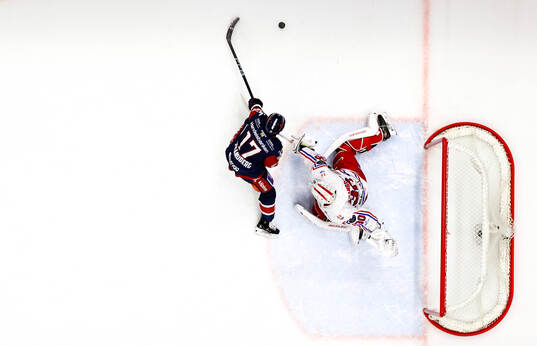 Linköpings Sebastian Strandberg och Timrås målvakt Jacob