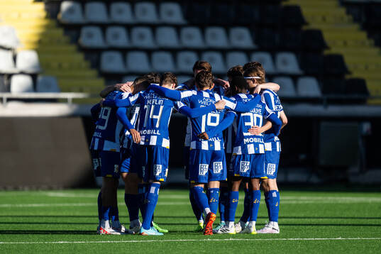 IFK Göteborgs spelare samlas inför andra halvlek