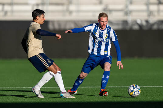 Östers Lukas Bergquist och IFK Göteborgs Benjamin Brantlind
