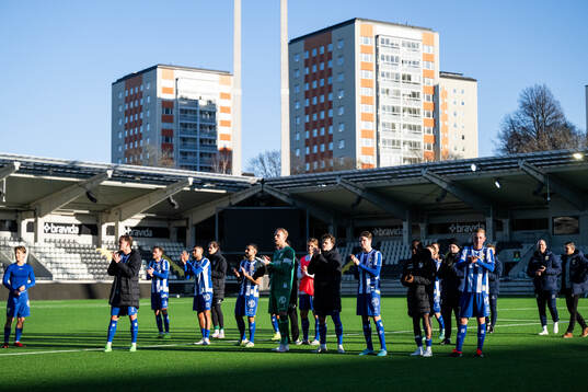 IFK Göteborgs spelare tackar supportrarna