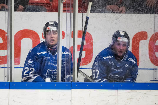 Karlskogas Viktor Lang och Måns Krämer i utvisningsbåset