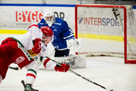 Karlskogas målvakt Victor Brattström och Moras Noah Steen