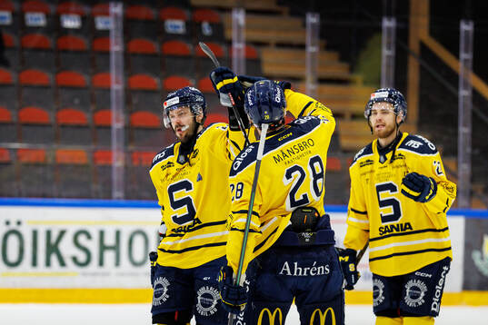 Södertäljes Marcus Eriksson och Emil Alba jublar