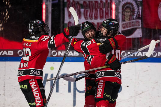 Luleås Jaycee Magwood jublar med Noora Tulus som gjort 5-1
