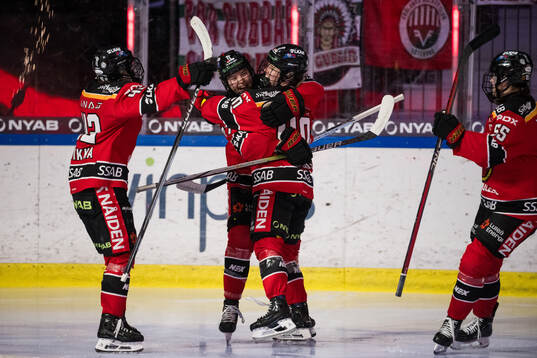 Luleås Jaycee Magwood jublar med Noora Tulus som gjort 5-1